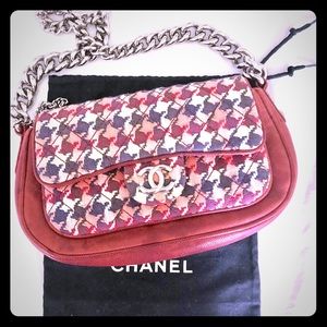 Like New! CHANEL tweed herringbone shoulder bag